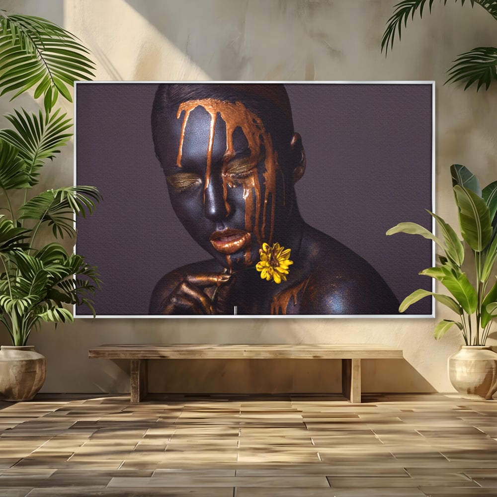 Tablou canvas cu tablou canvas cu femeie si vopsea aurie, in rama de aluminiu argintiu